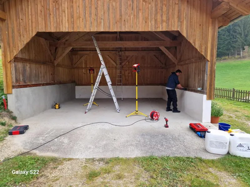 Holzschutz-Behandlung eines Carports mit Sprühgerät