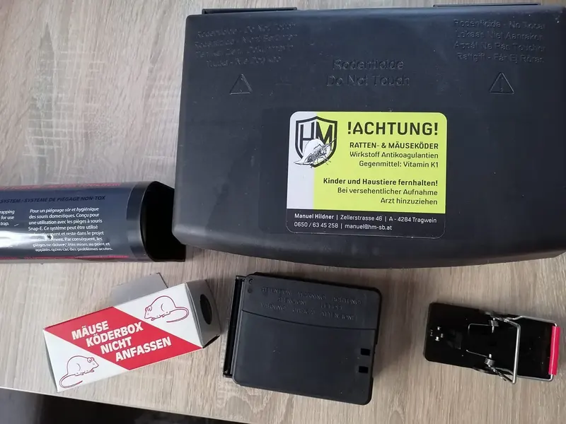 Beschriftete Köderbox von HM Schädlingsbekämpfung für die Ratten- und Mäusebekämpfung