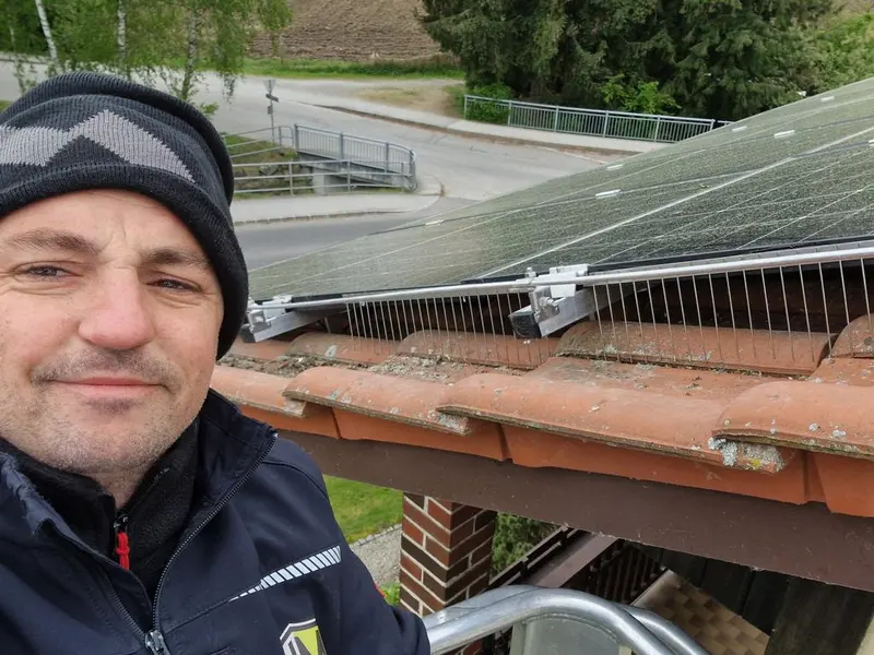 Manuel Hildner bei der Montage von Taubenabwehr-Spikes auf einem Dach