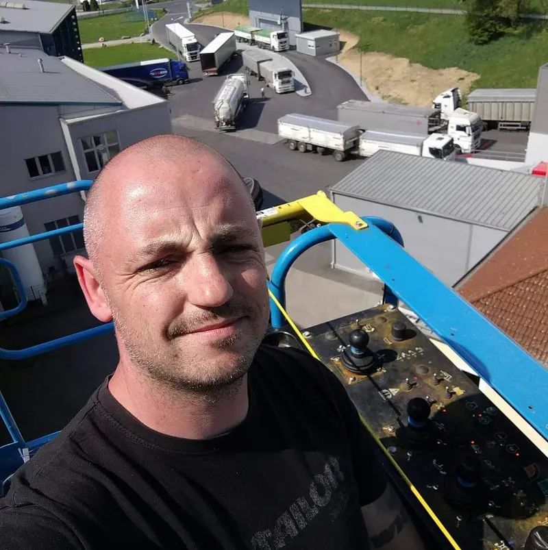Manuel Hildner auf einer Hebebühne im Arbeitseinsatz
