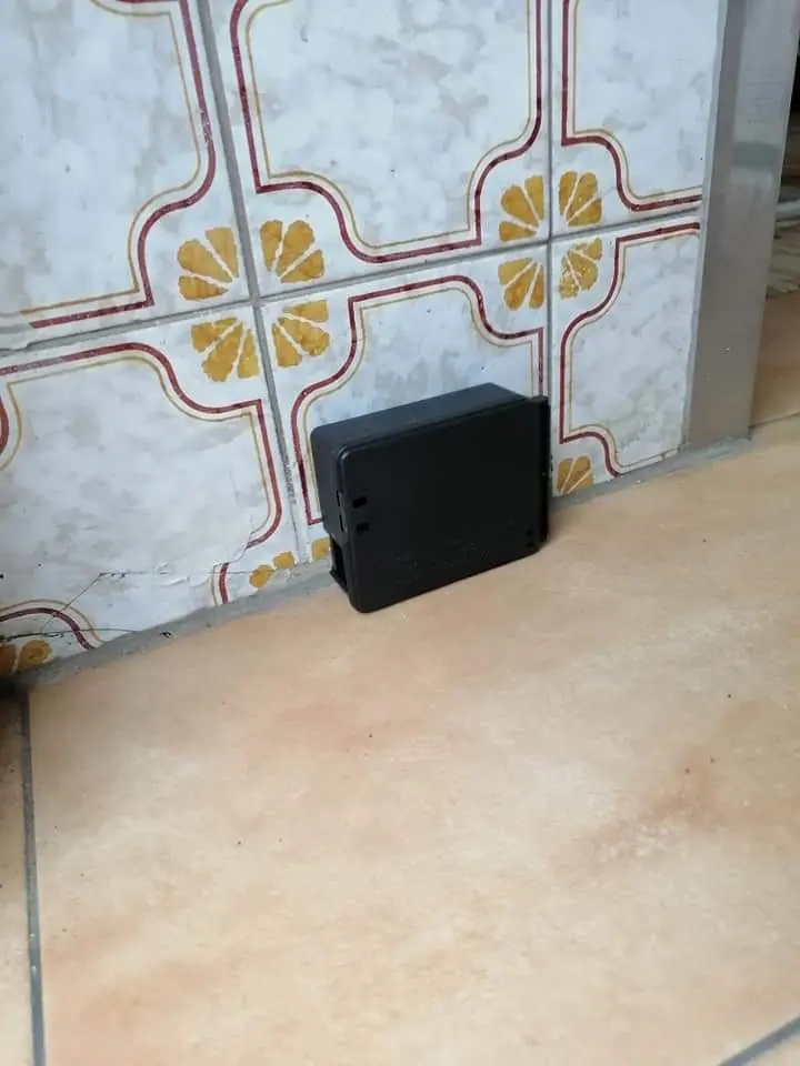 An der Wand montierte Köderstation für permanentes Schädlingsmonitoring