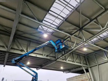 Netzmontage zur Taubenabwehr mit Hebebühne in einer Industriehalle